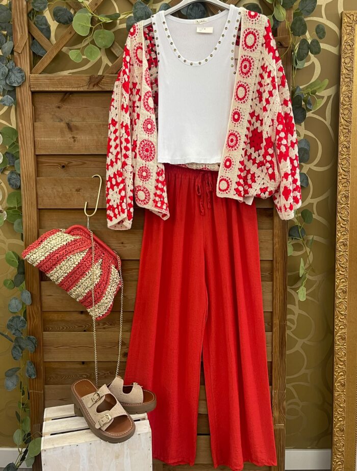 kantan crochet, top tachuelas y pantalón fluido
