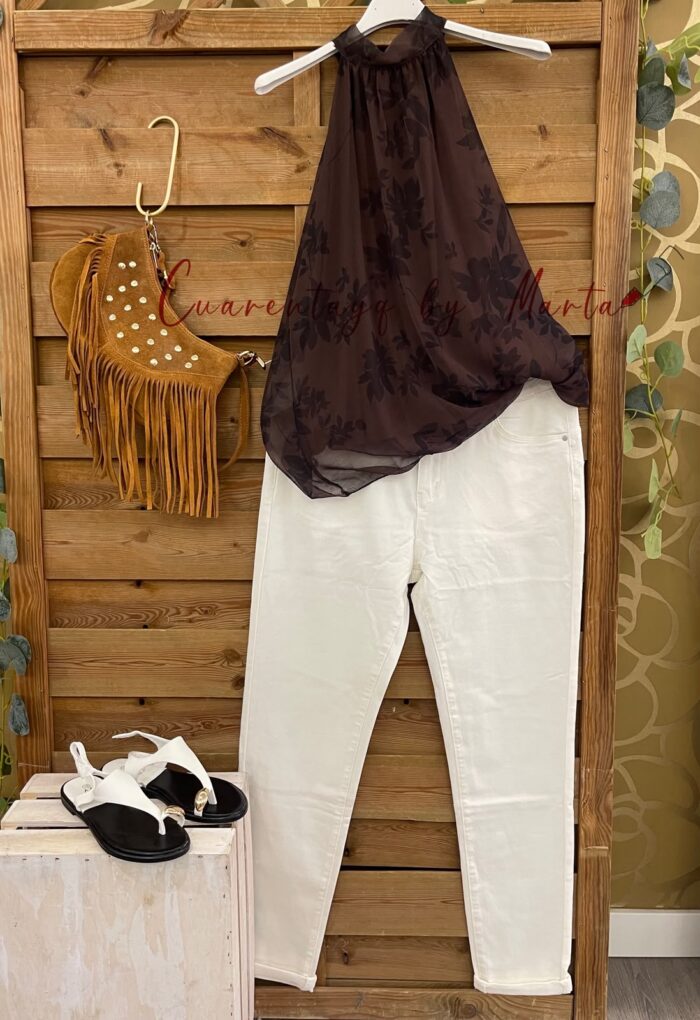 Blusa Halter Glamour y vaquero pitillo blaco