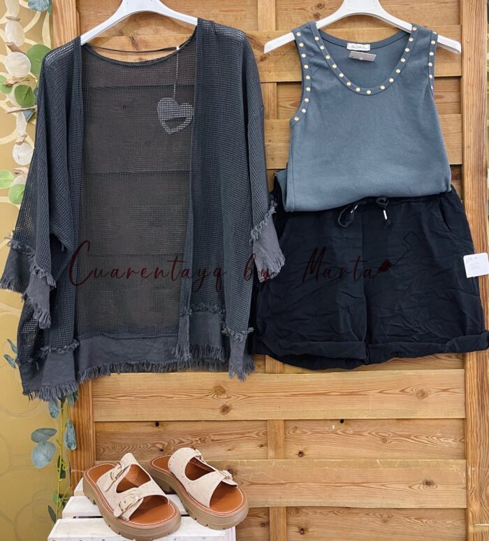 Kaftan rejilla, top tachuelas y baffy short
