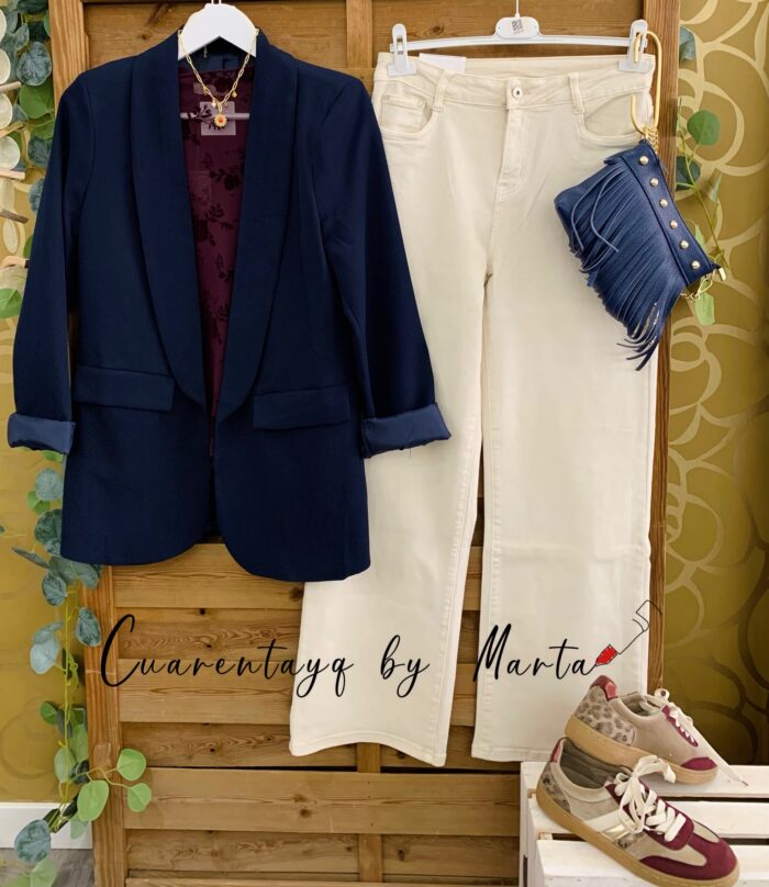 Blusa Gasa Flores. Americana Gentleman Azul Marino Vaquero Bloguera en Acción Beige