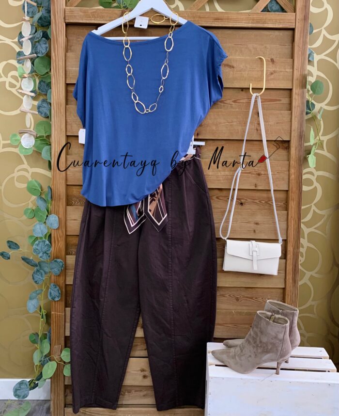 Blusa básica. pantalón balloon y pañuelo, botin city camel
