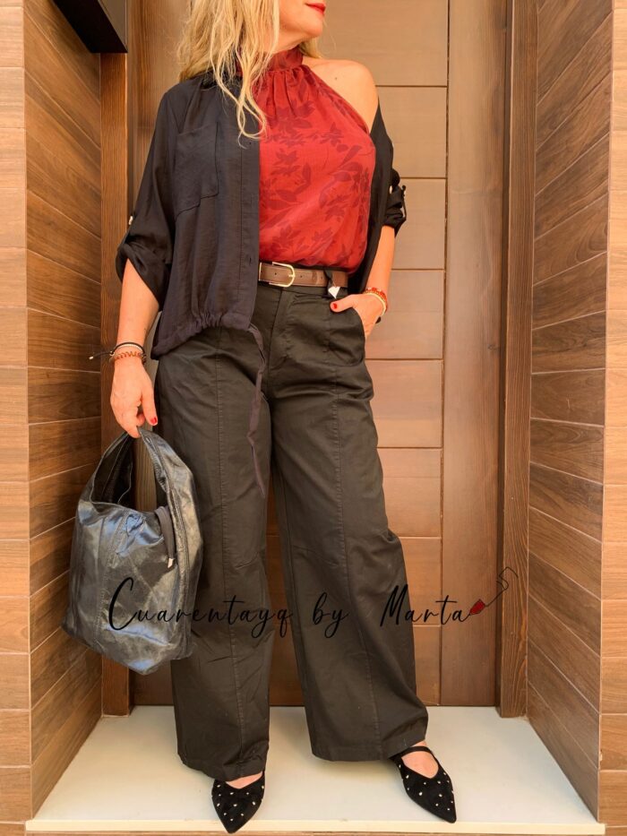 Blusa halter glamour, pantalón tendencia total y manoletinas tachuela