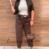 Bomber que marca cintura, jersey afelpado y pantalon balloon y pañuelo