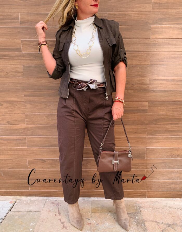 Bomber que marca cintura, jersey afelpado y pantalon balloon y pañuelo