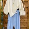 pantalón cargo y jersey