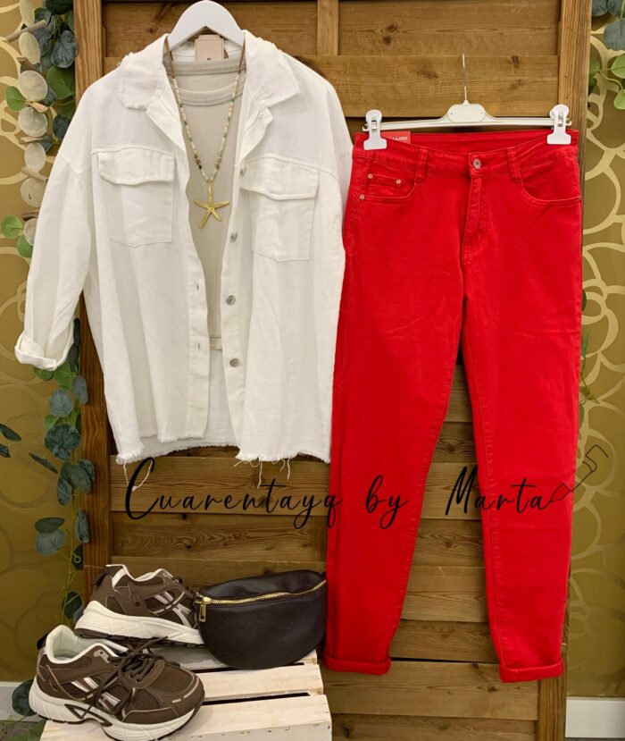 vaquero pitillo rojo, camisa vaquera, zapas blogueras, bandolera de piel