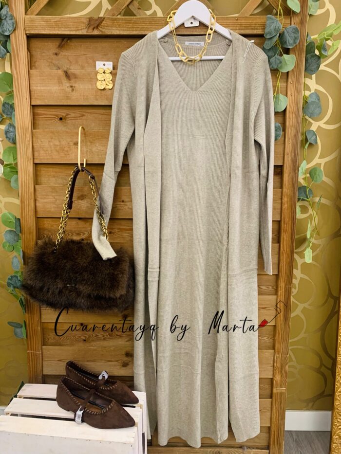 vestido y chauqeta camel