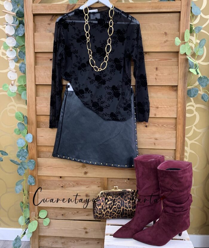 Blusa gasa flores, botas antelina burdeos