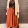 Blusa gasa flores, falda glamour y semi bota antelina