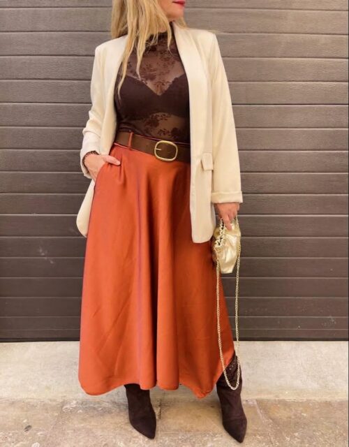Blusa gasa flores, falda glamour y semi bota antelina