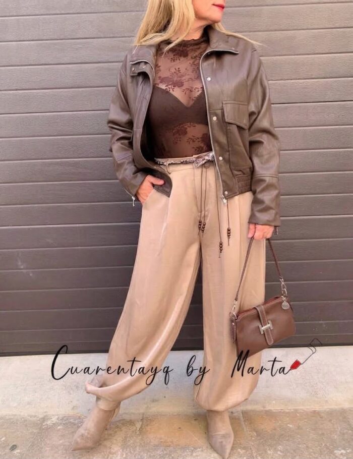 Blusa gasa flores, pantalon bombacho glamour y semi bota antelina (3)