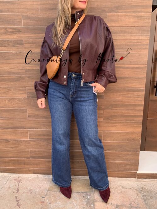 Bomber polipiel Vintage, vaquero wide leg oscuro y botas antelina burdeos, bandolera de piel