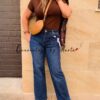 Bomber polipiel Vintage, vaquero wide leg oscuro y botas antelina burdeos, bandolera de piel2