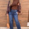 Bomber polipiel Vintage, vaquero wide leg oscuro y botas antelina burdeos, bandolera de piel3