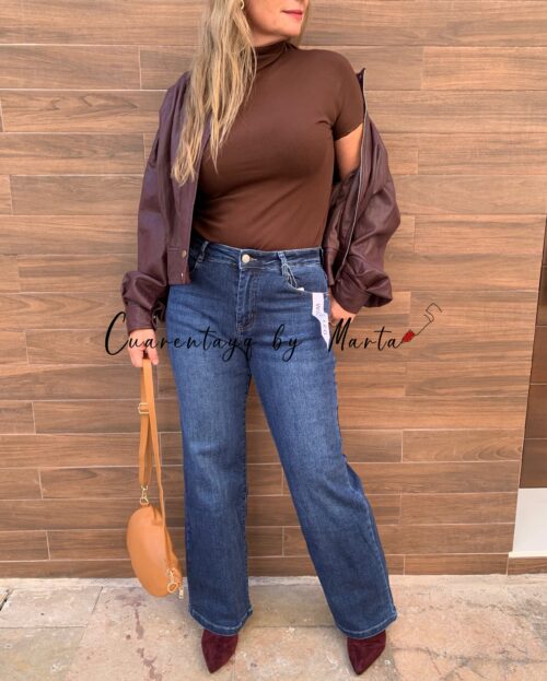 Bomber polipiel Vintage, vaquero wide leg oscuro y botas antelina burdeos, bandolera de piel3