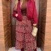 Falda para dejarse ver, jersey afelpado, bomber influencer, bolso queen y botas antelina burdeos