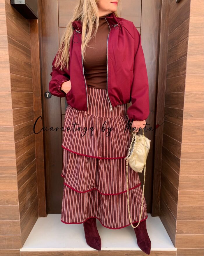 Falda para dejarse ver, jersey afelpado, bomber influencer, bolso queen y botas antelina burdeos