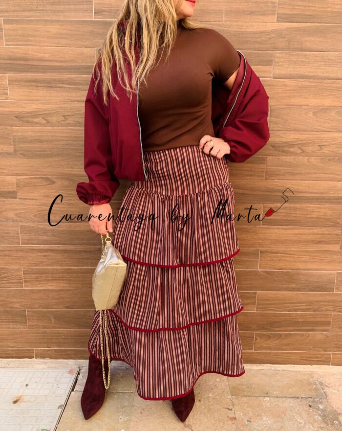 Falda para dejarse ver, jersey afelpado, bomber influencer, bolso queen y botas antelina burdeos2