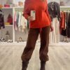 Jersey Canalé, vaquero elastico bloguera en acción Marrón y semi bota antelina