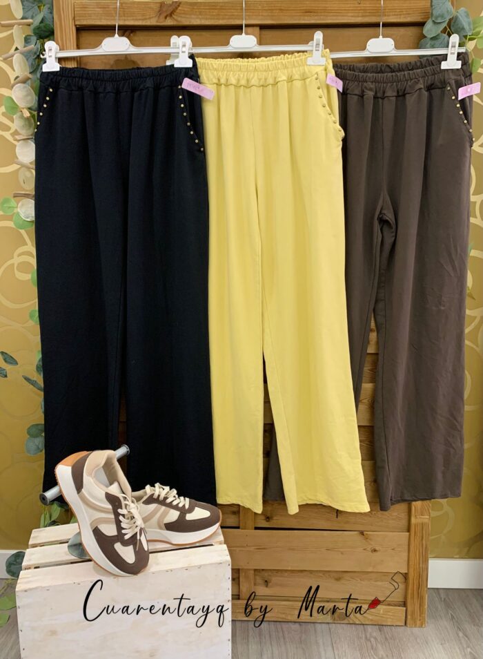 Pantalón sport tachuelas