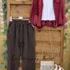 Pantalón sport tachuelas, top canalé tachuela y bomber que marca cintura
