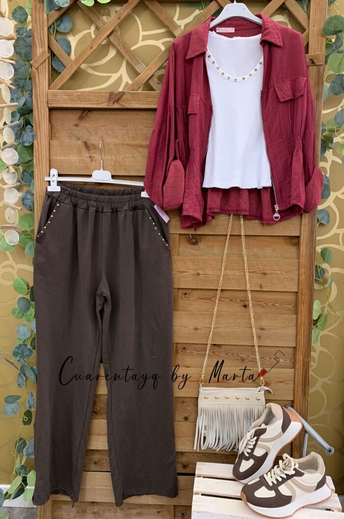 Pantalón sport tachuelas, top canalé tachuela y bomber que marca cintura
