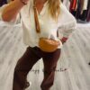 Sudadera Manga Estilosa. vaquero elastico bloguera en acción Marrón y bandolera