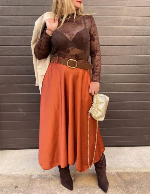 falda glamour, blusa gasa flores y semi botas antelina