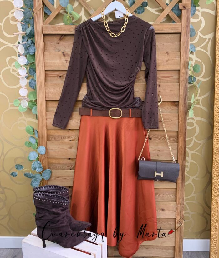 falda glamour, blusa gasa topos