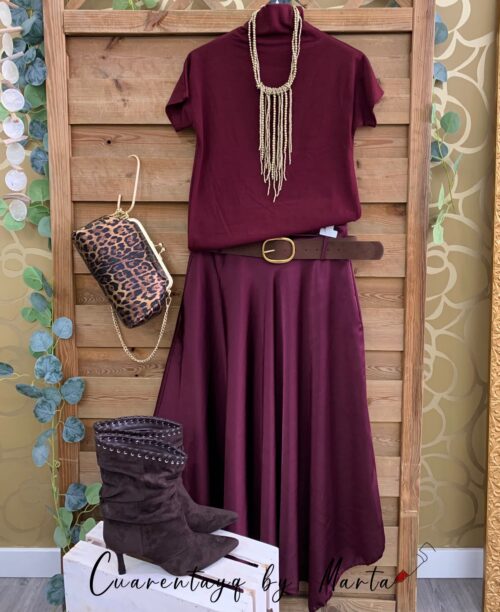 falda glamour, jersey basico afelpado y botas antelina