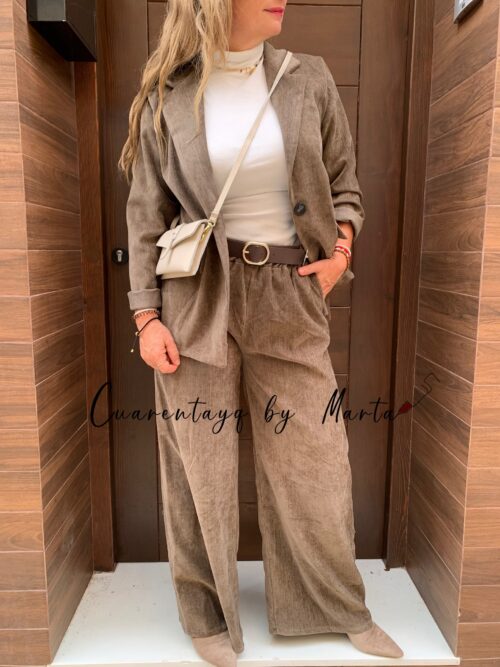 pantalón wide leg antelina, americana antelina, jersey basico afelpado y botin city camel