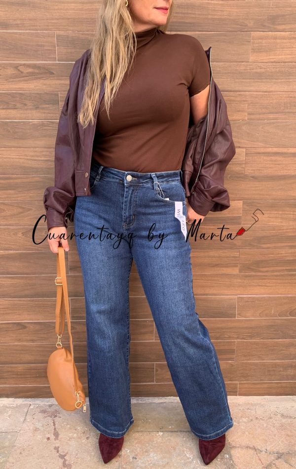 Bomber polipiel Vintage, vaquero wide leg oscuro y botas antelina burdeos, bandolera de piel3