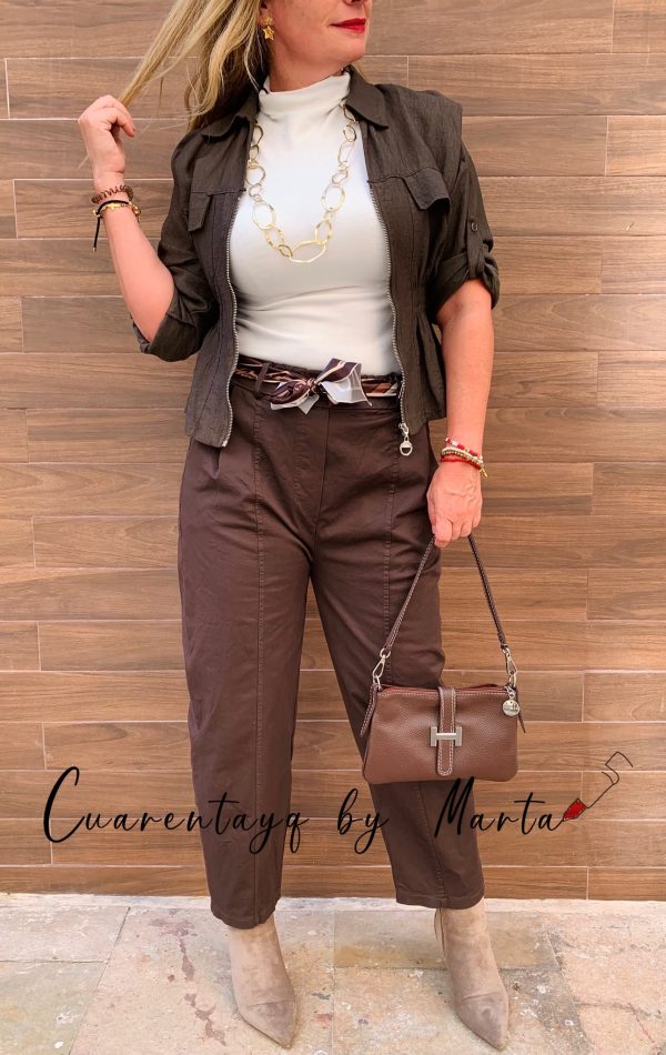 Bomber que marca cintura, jersey afelpado y pantalon balloon y pañuelo