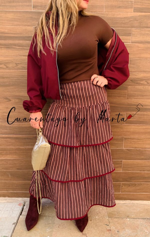 Falda para dejarse ver, jersey afelpado, bomber influencer, bolso queen y botas antelina burdeos2